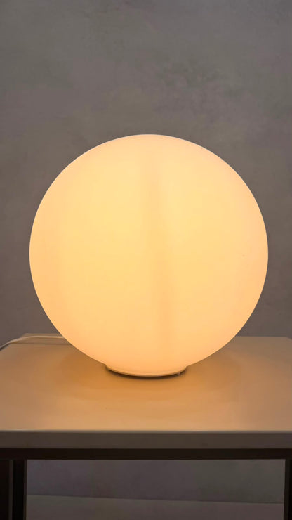 Design Kugelleuchte Tischlampe aus Opalglas