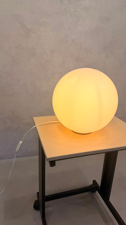 Design Kugelleuchte Tischlampe aus Opalglas