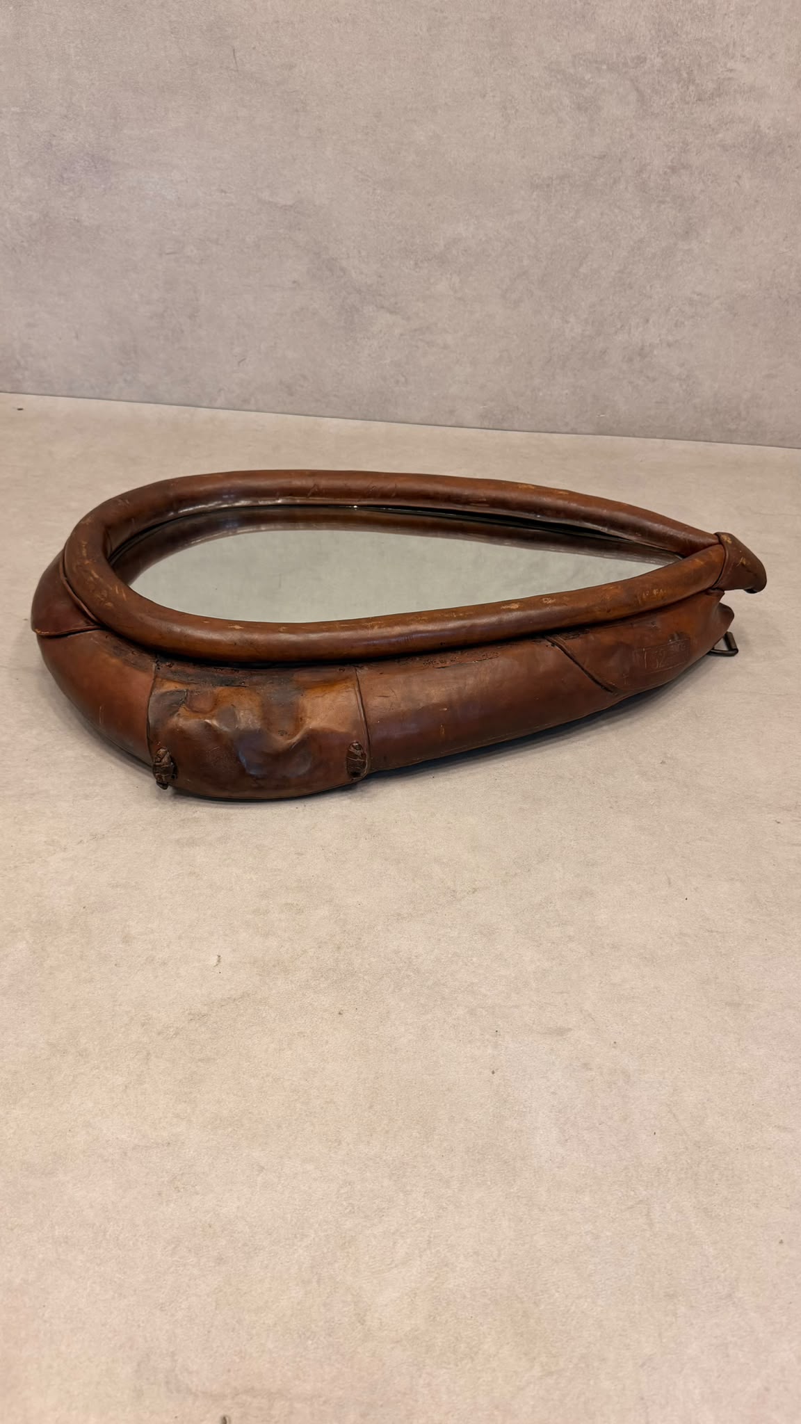 Schweizer Leder Pferdekummet Wandspiegel aus dem 20. Jh.
