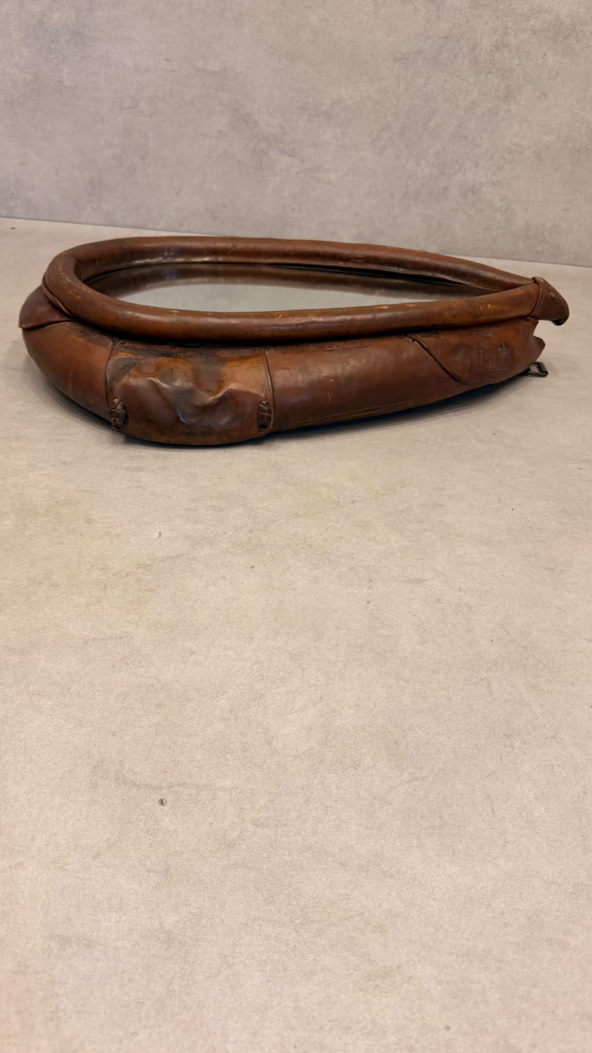 Schweizer Leder Pferdekummet Wandspiegel aus dem 20. Jh.