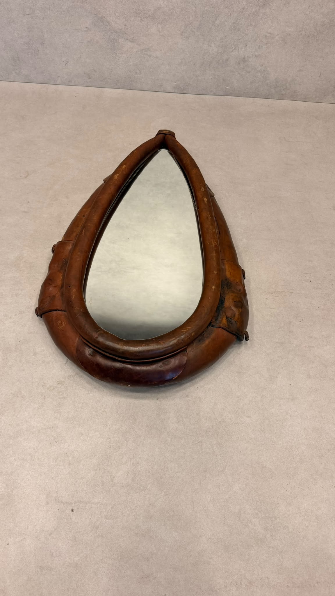 Schweizer Leder Pferdekummet Wandspiegel aus dem 20. Jh.