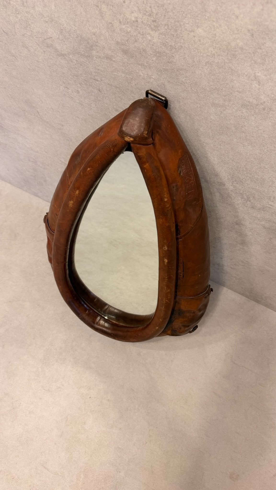 Schweizer Leder Pferdekummet Wandspiegel aus dem 20. Jh.