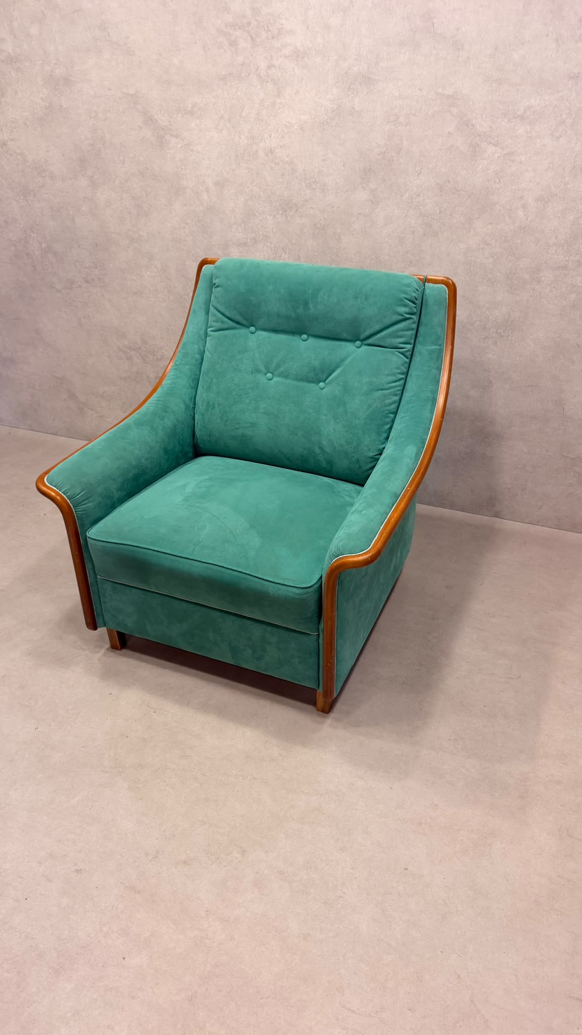 Vintage Sessel grün mit Holzrahmen – Retro Ohrensessel