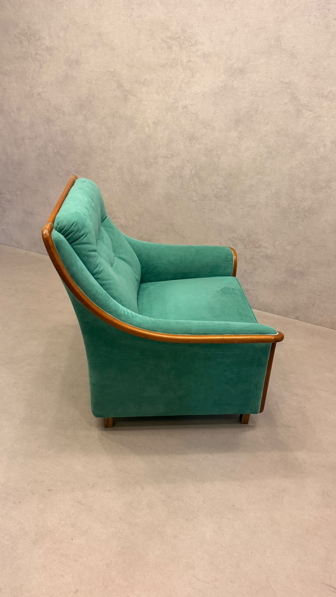Vintage Sessel grün mit Holzrahmen – Retro Ohrensessel