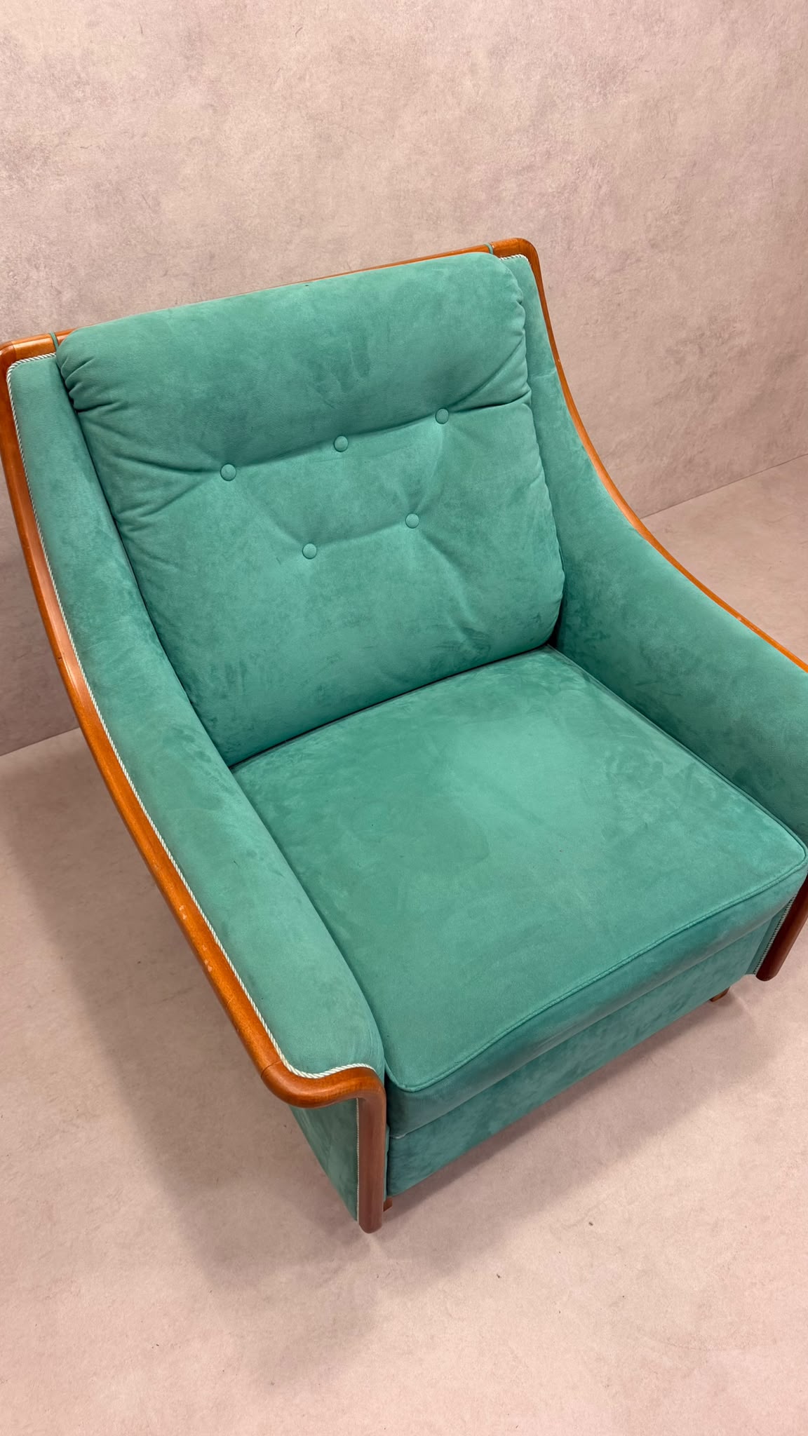 Vintage Sessel grün mit Holzrahmen – Retro Ohrensessel