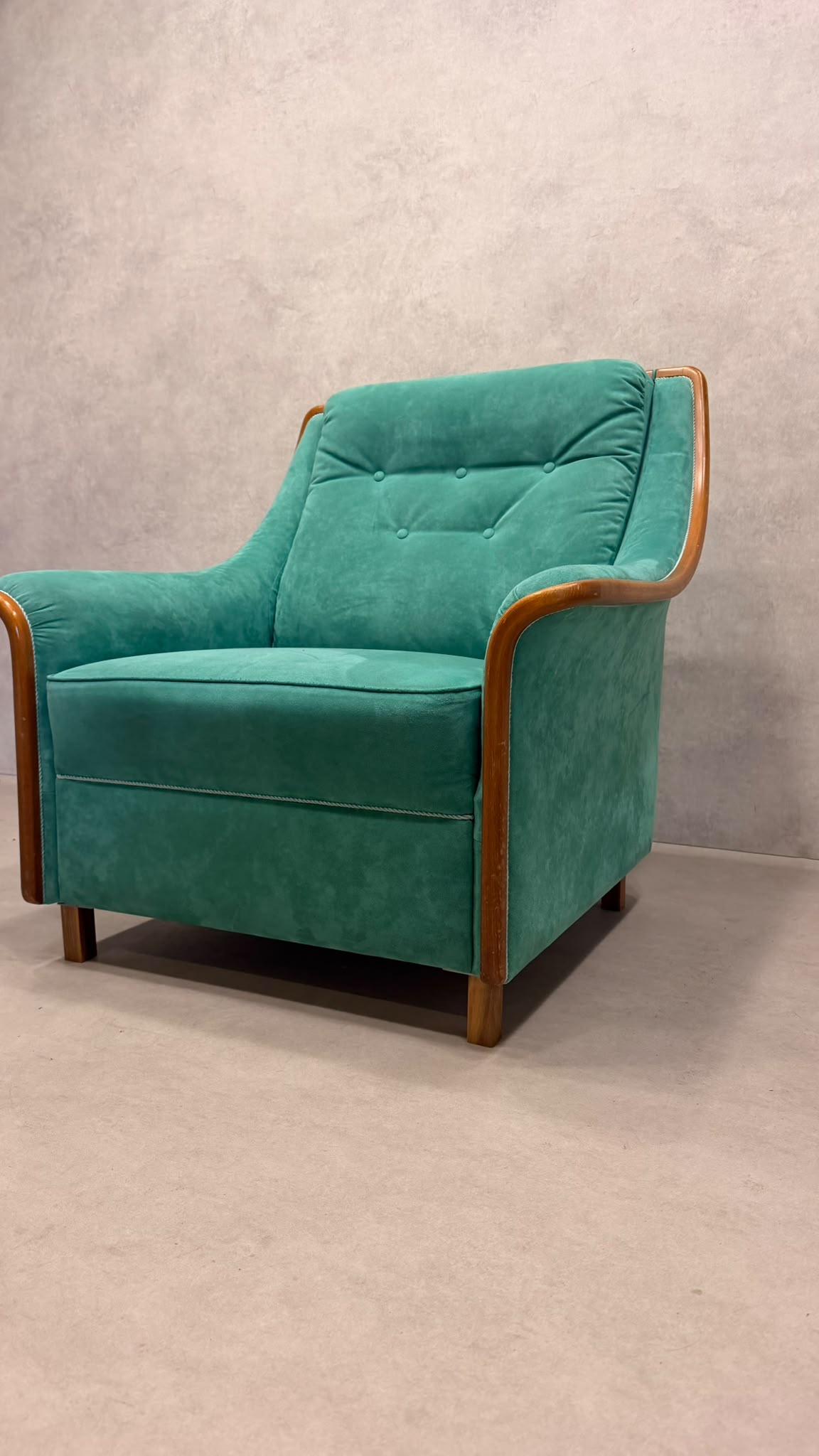 Vintage Sessel grün mit Holzrahmen – Retro Ohrensessel