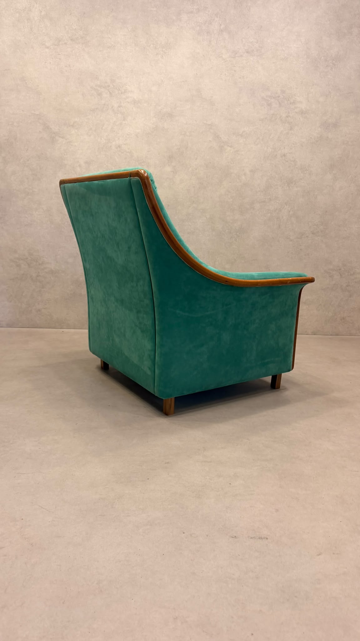 Vintage Sessel grün mit Holzrahmen – Retro Ohrensessel