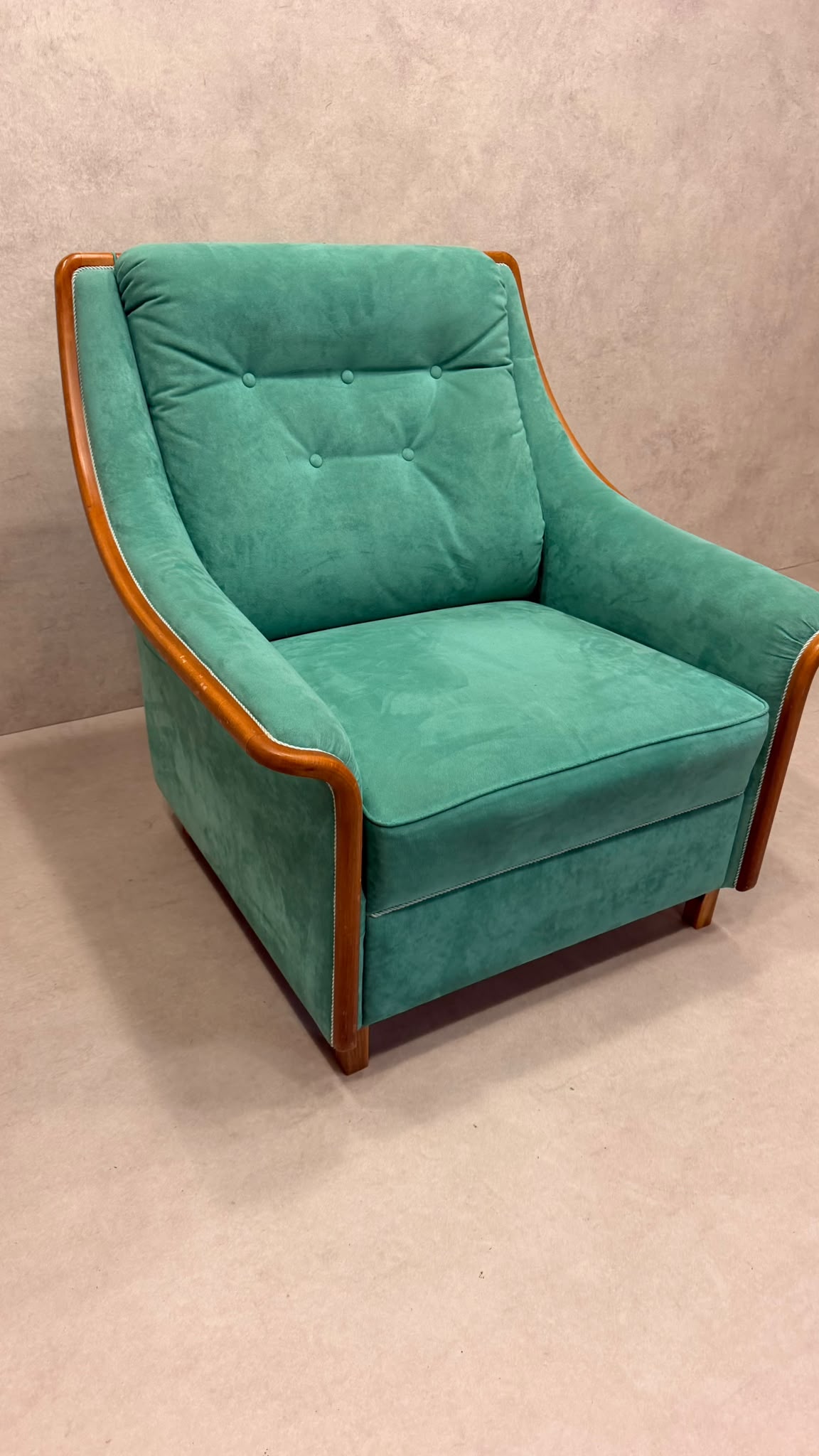 Vintage Sessel grün mit Holzrahmen – Retro Ohrensessel