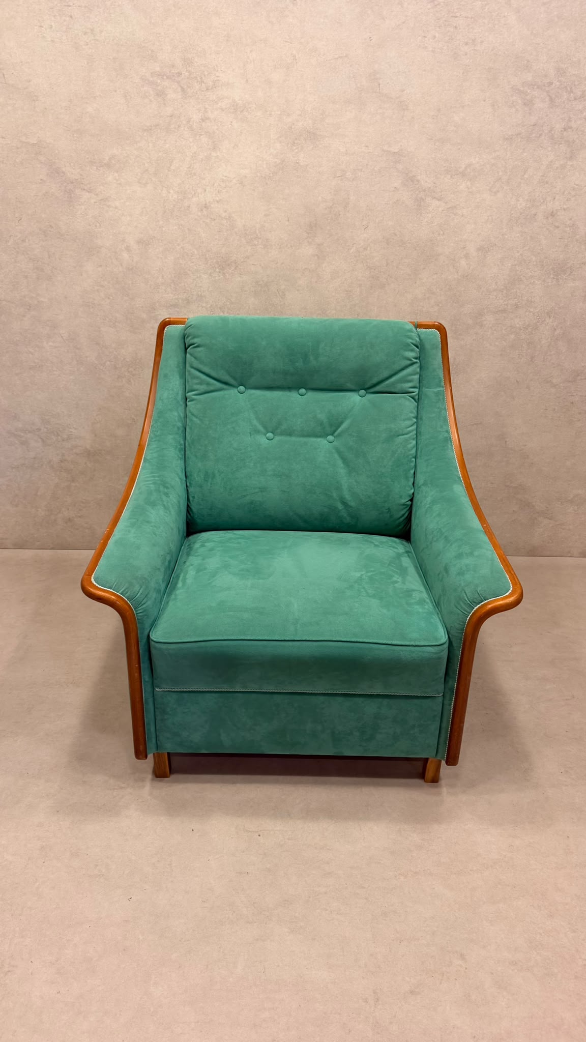 Vintage Sessel grün mit Holzrahmen – Retro Ohrensessel