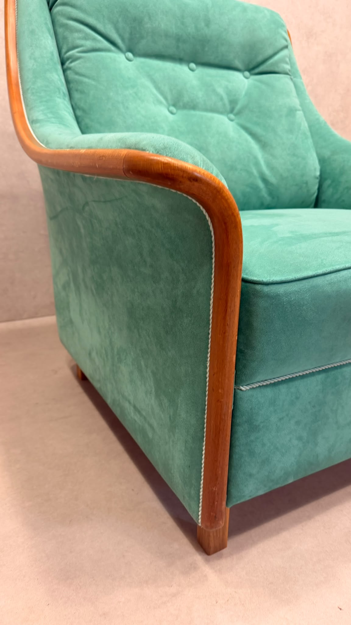 Vintage Sessel grün mit Holzrahmen – Retro Ohrensessel