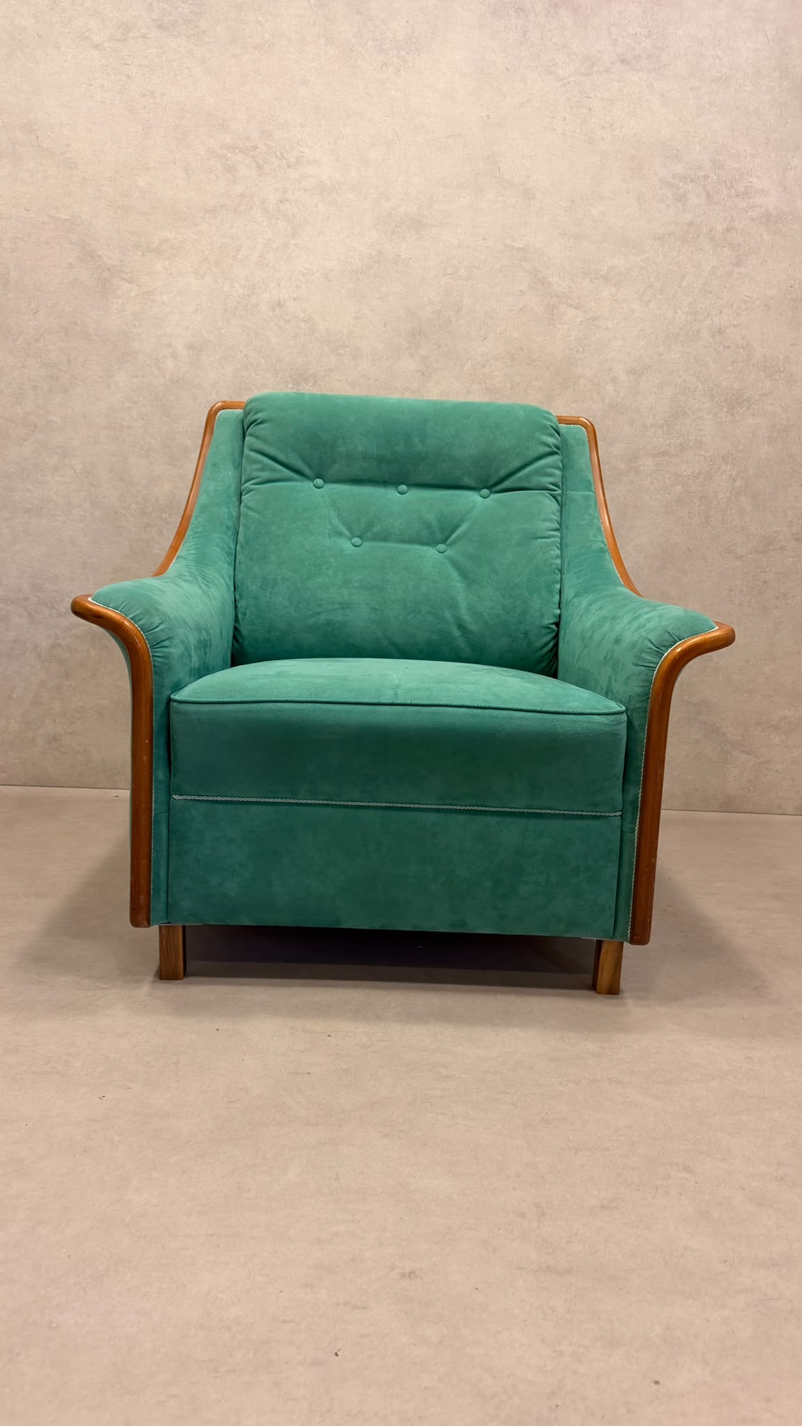 Vintage Sessel grün mit Holzrahmen – Retro Ohrensessel