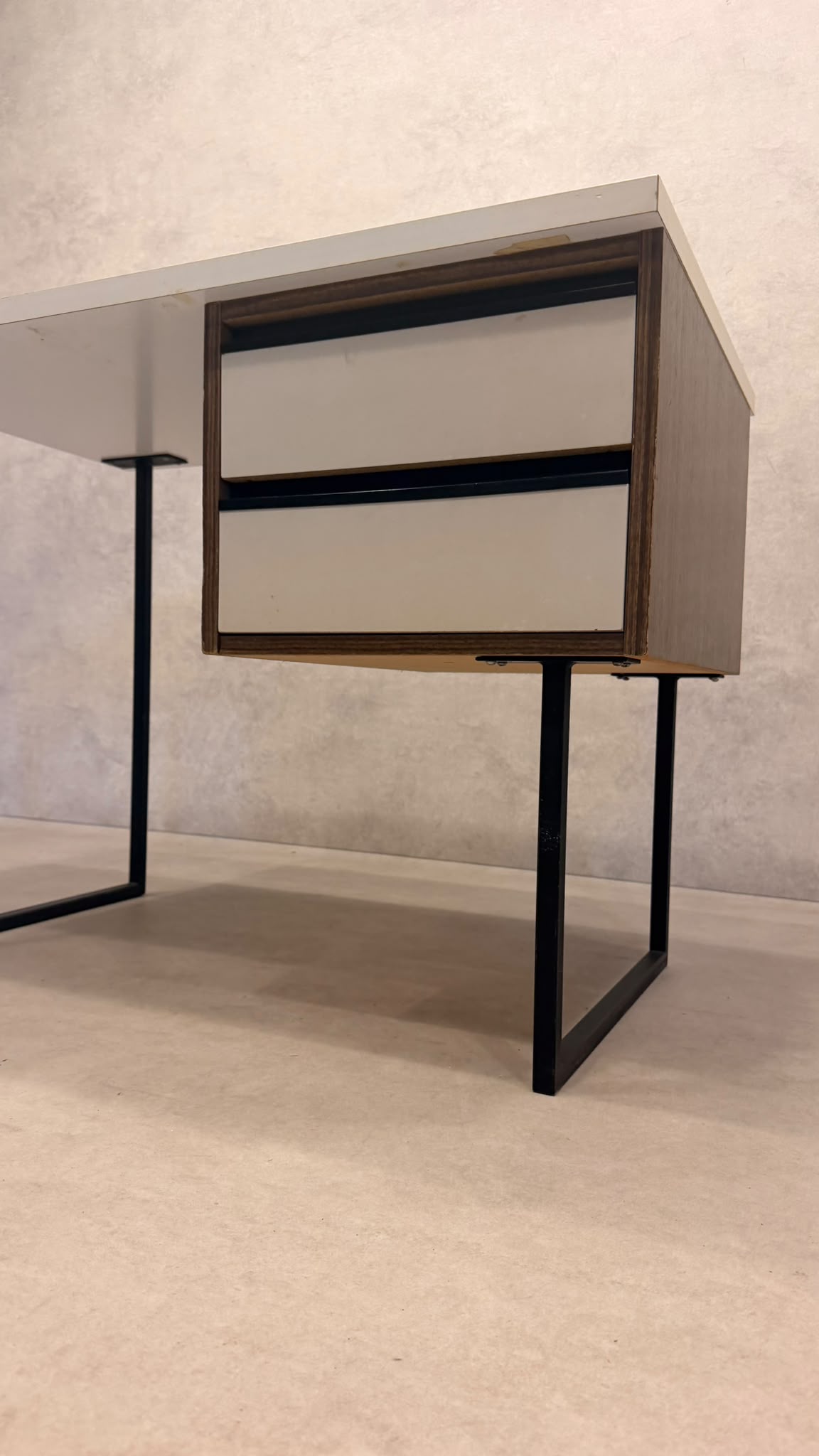 Vintage Schreibtisch mit zwei Schubladen und Metallgestell
