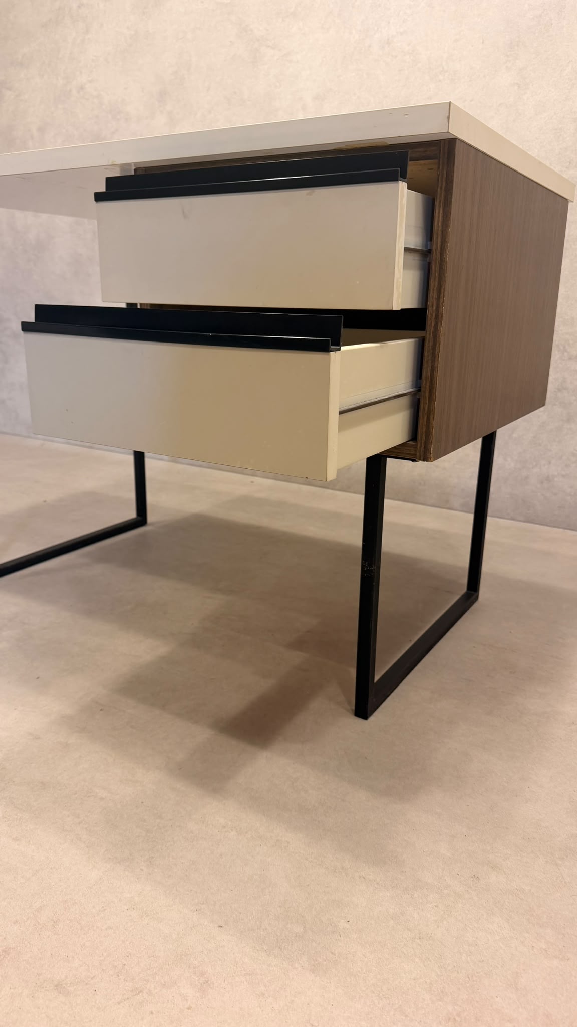 Vintage Schreibtisch mit zwei Schubladen und Metallgestell