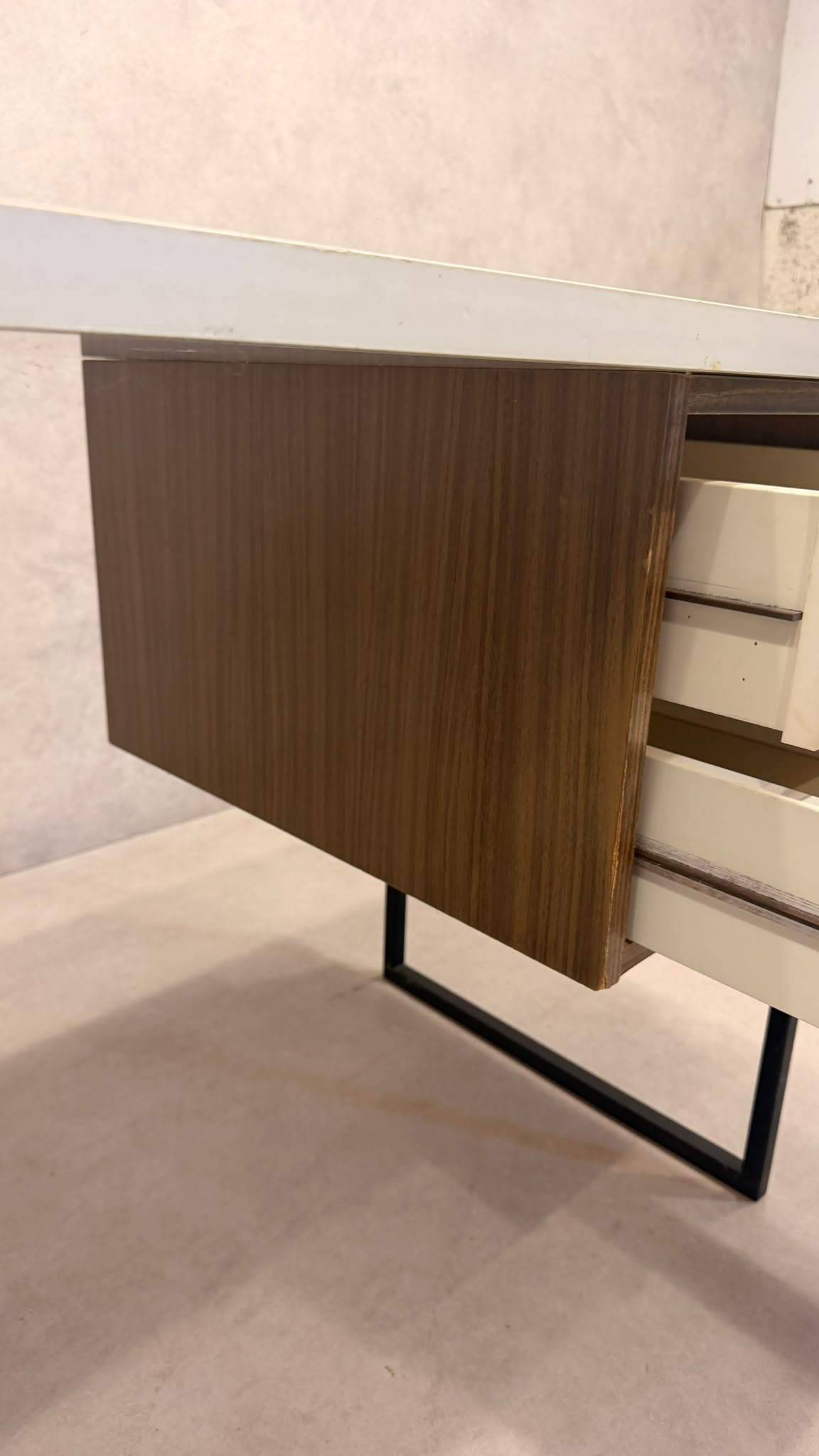 Vintage Schreibtisch mit zwei Schubladen und Metallgestell