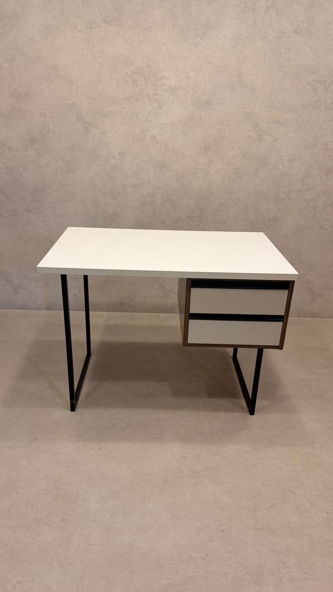 Vintage Schreibtisch mit zwei Schubladen und Metallgestell