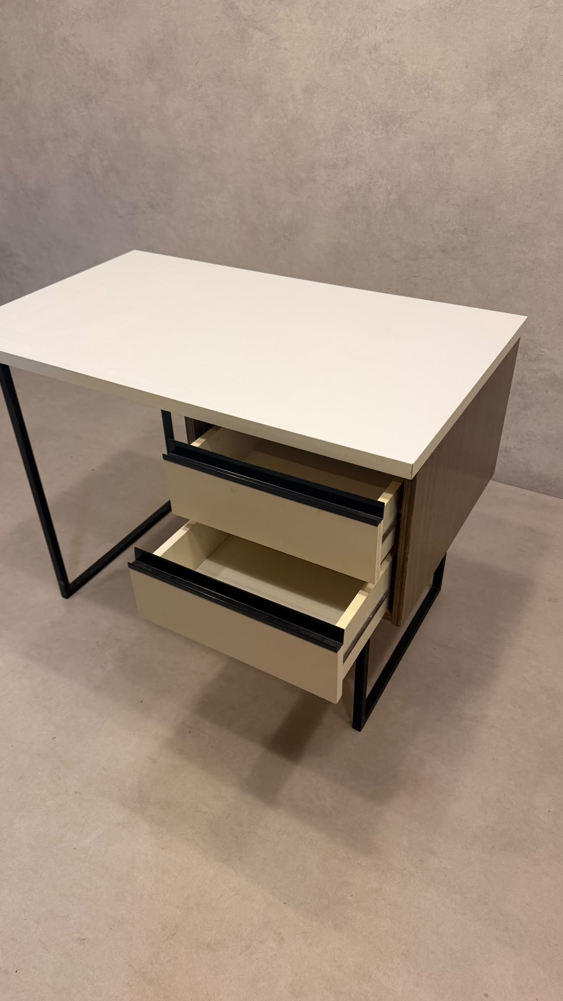 Vintage Schreibtisch mit zwei Schubladen und Metallgestell