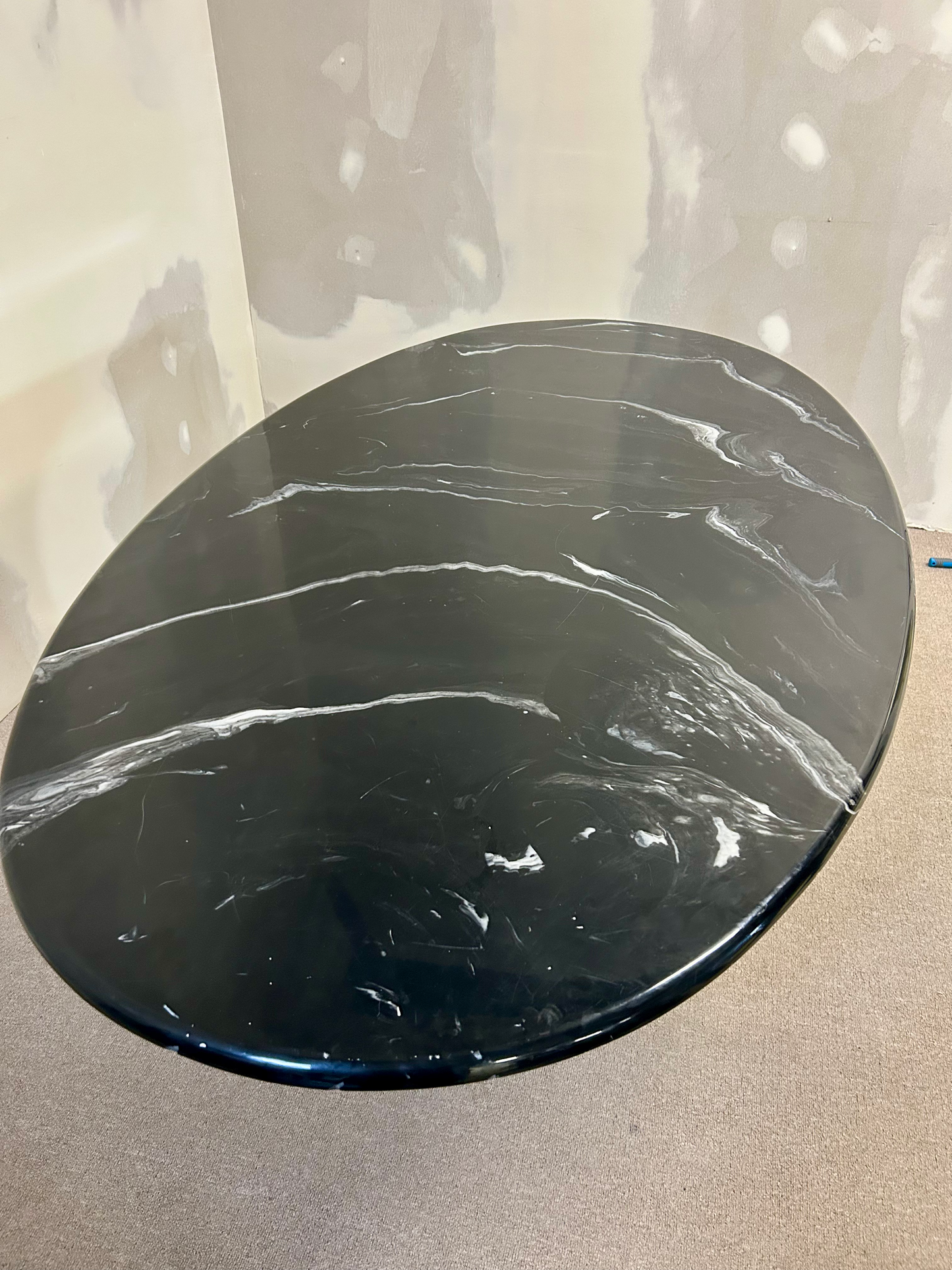 Italienischer Esstisch aus Kunststein Nero-Marquina-Finish