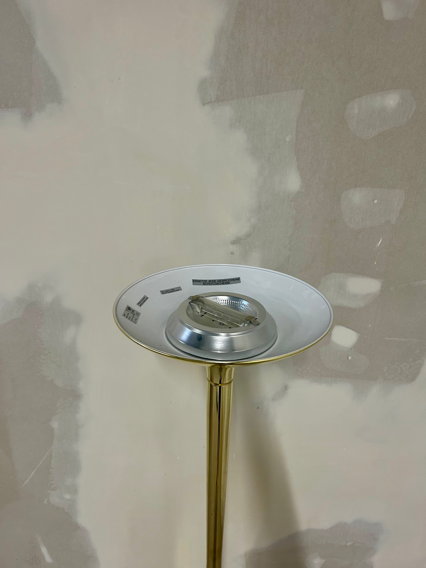 Elegante Stehlampe in Messing