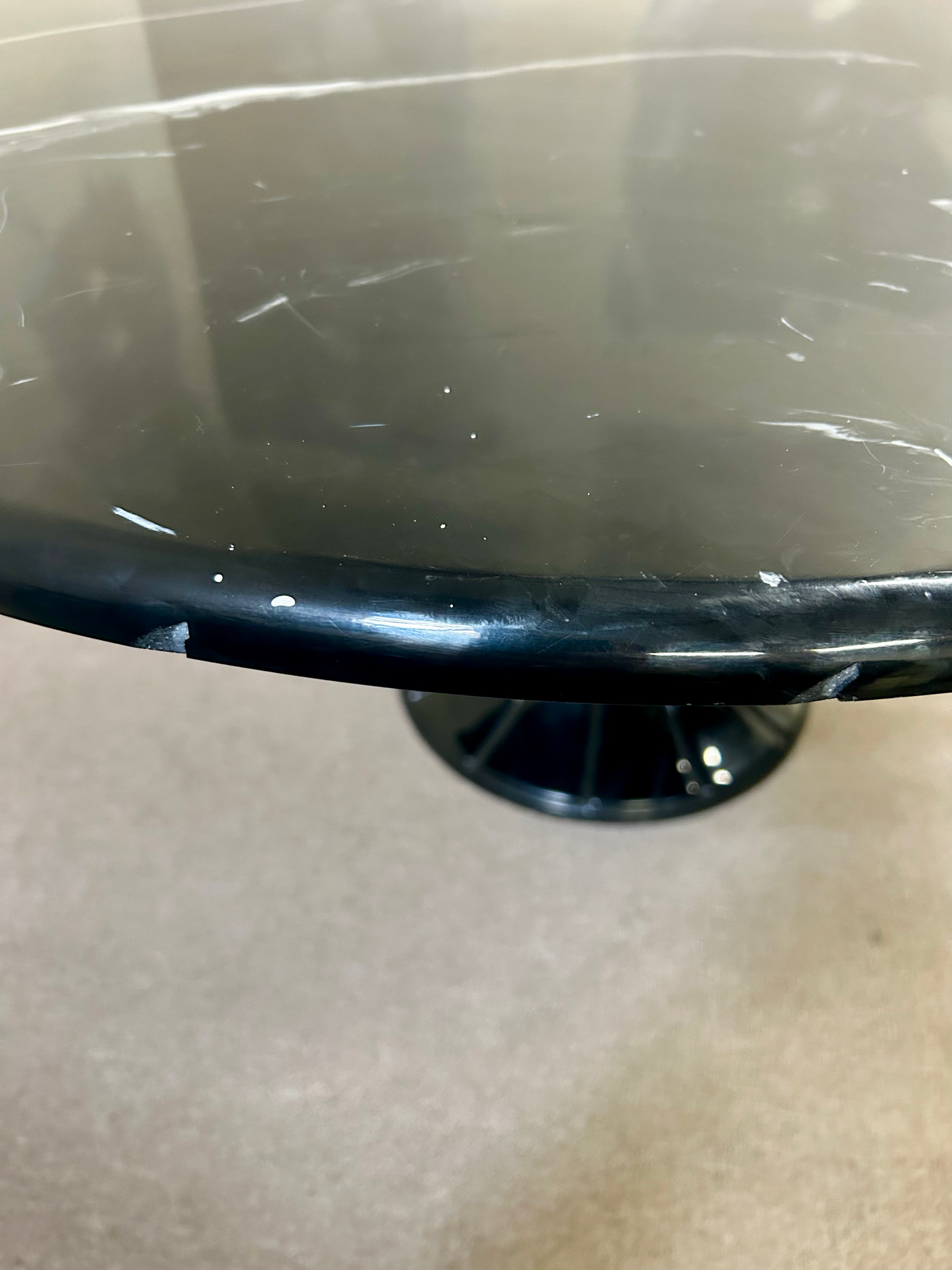 Italienischer Esstisch aus Kunststein Nero-Marquina-Finish