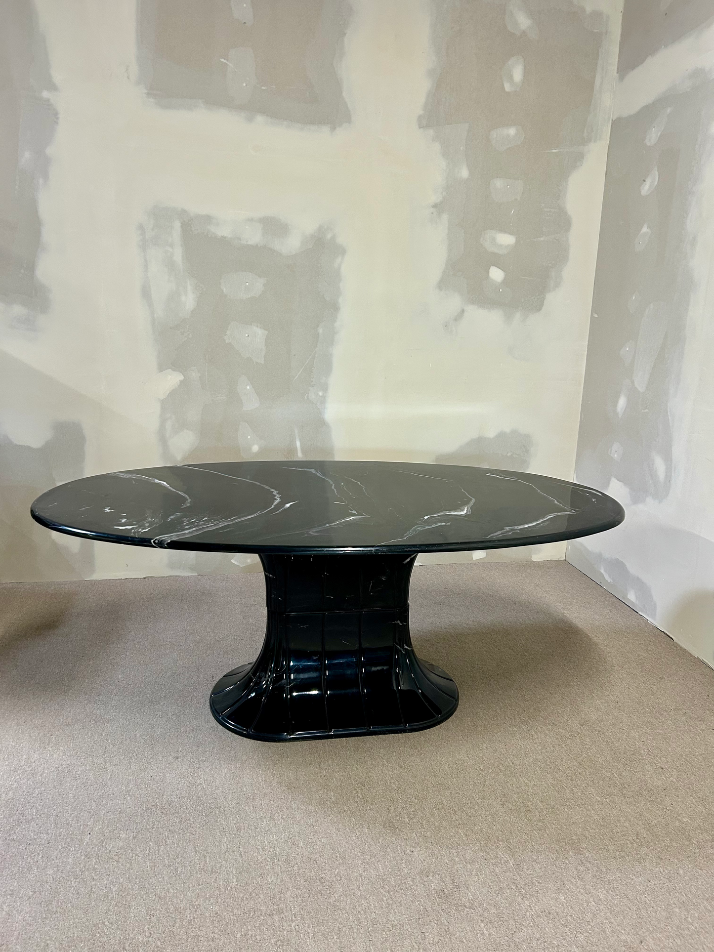Italienischer Esstisch aus Kunststein Nero-Marquina-Finish