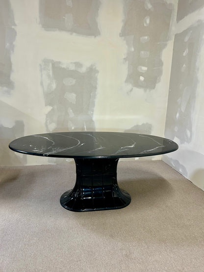 Italienischer Esstisch aus Kunststein Nero-Marquina-Finish