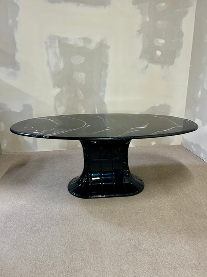 Italienischer Esstisch aus Kunststein Nero-Marquina-Finish